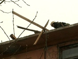 По данным полиции, накануне в 24 районах области в результате сильных порывов ветра были повреждены кровли 550 строений