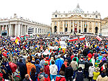 Люди на церемонию начали собираться с вечера, чтобы после открытия входа на главную площадь Ватикана в центре Рима успеть занять хорошие места