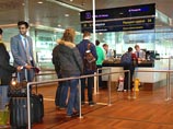Вместе с предыдущими "черными списками" ЕС общее число фигурантов из России достигло 48 человек. Всем им до ноября запрещен въезд в страны ЕС, а их банковские счета подлежат замораживанию, если будут обнаружены в европейских банках Вместе с предыдущими "черными списками" ЕС общее число фигурантов из России достигло 48 человек. Всем им до ноября запрещен въезд в страны ЕС, а их банковские счета подлежат замораживанию, если будут обнаружены в европейских банках
