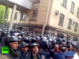 В Луганске, где на днях была провозглашена "Луганская народная республика", участники митинга за референдум захватили задание областной администрации В Луганске, где на днях была провозглашена "Луганская народная республика", участники митинга за референдум захватили задание областной администрации