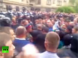 Активисты утверждают, что не собираются удерживать здание. Они требуют переговоров с властями, от которых ответа пока не последовало Активисты утверждают, что не собираются удерживать здание. Они требуют переговоров с властями, от которых ответа пока не последовало
