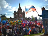 Первомай "по схеме" СССР: праздник встречают бодрыми лозунгами и политическими демонстрациями