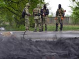 Трое офицеров спецподразделения "Альфа" были задержаны 27 апреля в соседней со Славянском деревне Горловка. Ополченцы объявили, что их задачей была разведка местности и похищение одного из лидеров самообороны Донецкой области