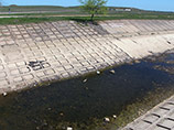 Проблемы с водой начались еще 14 апреля, когда подача воды через Северо-Крымский канал сократилась примерно в три раза. После этого крымские власти заявили о почти полном прекращении подачи воды Проблемы с водой начались еще 14 апреля, когда подача воды через Северо-Крымский канал сократилась примерно в три раза. После этого крымские власти заявили о почти полном прекращении подачи воды