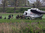 Украинские войска выгружаются из вертолета недалеко от Славянска, 2 мая 2014