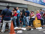 Венесуэла борется с нехваткой продовольствия с помощью продуктовых карт и военных на выходах из магазинов