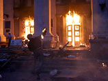 В ходе массовых столкновений между сторонниками единства Украины и сепаратистами загорелось здание профсоюзов на Куликовом поле