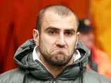 Фанаты "Спартака" вернули майку Мовсисяну, выбросив ее на беговую дорожку Фанаты "Спартака" вернули майку Мовсисяну, выбросив ее на беговую дорожку