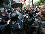 Толпа пророссийских митингующих прошла к зданию милиции с площади Куликово поле, где поминали погибших