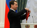 Владимир Путин тайно наградил более 300 работников прессы "за объективное освещение событий в Крыму" Владимир Путин тайно наградил более 300 работников прессы "за объективное освещение событий в Крыму"
