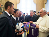 Деньги не должны засорять футбол, считает Папа Франциск