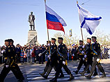 Почти тысяча военнослужащих, самолеты ВВС и военная техника принимают участие в параде Победы, который проходит в центре Севастополя впервые в составе РФ