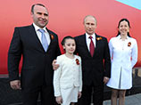 Путин встретился с девочкой, которая на прямой линии попросилась на парад в Москву Путин встретился с девочкой, которая на прямой линии попросилась на парад в Москву