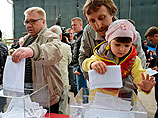В Москве собралась толпа голосующих за независимость Донецкой и Луганской областей
