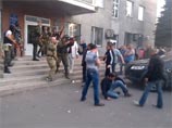 В Красноармейске Донецкой области вооруженные люди стреляли по протестующей толпе: двое убиты, есть раненые (ВИДЕО)