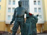В "Домодедово" открыли памятник таможеннику Верещагину из "Белого солнца пустыни"