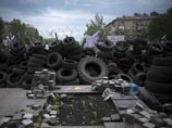 Сторонники "Донецкой республики" заблокировали воинскую часть внутренних войск Украины Сторонники "Донецкой республики" заблокировали воинскую часть внутренних войск Украины