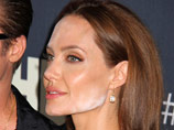 Анджелина Джоли предстала на двух фотосессиях - в понедельник на премьере картины "Нормальное сердце", спродюсированной Брэдом Питтом  с белыми пятнами на скулах и ногах