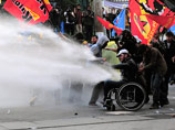 Зафиксированы первые столкновения митингующих с полицией. Накануне стражи порядка разогнали митинги в Соме, Стамбуле и Анкаре Зафиксированы первые столкновения митингующих с полицией. Накануне стражи порядка разогнали митинги в Соме, Стамбуле и Анкаре