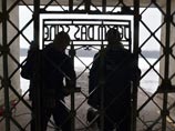 В Бухенвальд после реставрации вернулись знаменитые ворота с надписью "Каждому свое", которая теперь выкрашена красным В Бухенвальд после реставрации вернулись знаменитые ворота с надписью "Каждому свое", которая теперь выкрашена красным