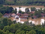 Наводнение было вызвано начавшимися в регионе в среду ливневыми дождями, которые привели к выходу рек из берегов и затоплению огромных территорий, включая города и деревни