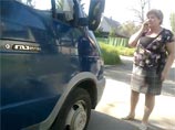 В Сети появилось "боевое" ВИДЕО из Краматорска: две местные жительницы против микроавтобуса с повстанцами