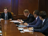 Медведев решил разгрузить выпускников школ, позволив им загодя сдавать экзамены
