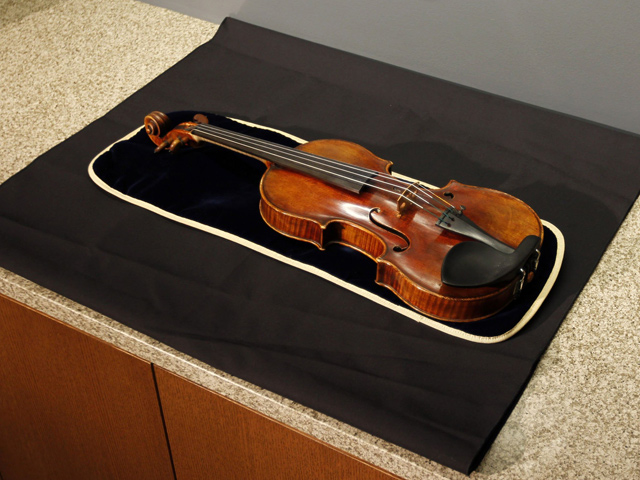 Полицейские канадской провинции Квебек вернули хозяину две похищенные у него скрипки, на одной из которых стоит клеймо "Страдивари" и год изготовления - 1685