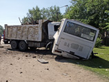 В Петербурге произошло крупное ДТП с участием грузовика, маршрутного автобуса ПАЗ и внедорожника: по уточненным данным, минимум шесть человек погибли