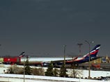 На взлетно-посадочной полосе в аэропорту Шереметьево самолет марки Airbus ожидали несколько пожарных расчетов
