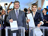 Самовыдвиженец Порошенко, который пришел голосовать вместе с женой и четырьмя детьми, надеется, что выборы президента пройдут в один тур
