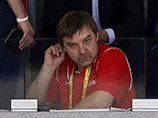 Российская команда проводила финал без главного тренера Олега Знарка, которого дисквалифицировали за грубые жесты в адрес шведского тренера в полуфинальном матче