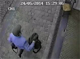 Бельгийские полицейские разыскивают по приметам злоумышленника, который расстрелял четырех человек при входе в еврейский культурный центр в Брюсселе. Министерство внутренних дел опубликовало видеозапись, в которой запечатлен убийца с автоматом Калашникова Бельгийские полицейские разыскивают по приметам злоумышленника, который расстрелял четырех человек при входе в еврейский культурный центр в Брюсселе. Министерство внутренних дел опубликовало видеозапись, в которой запечатлен убийца с автоматом Калашникова