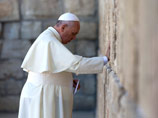 Папа Римский Франциск в Иерусалиме посетил Храмовую гору и Стену плача, где одновременно обнялся с евреем и арабом