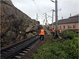 В Приморье скала рухнула на железную дорогу, остановив движение поездов