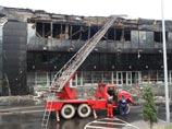 В Донецке неизвестные разграбили и подожгли хоккейную арену "Донбасса" В Донецке неизвестные разграбили и подожгли хоккейную арену "Донбасса"