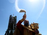 Стартующий с "Байконура" к МКС корабль "Союз ТМА-13М" окропили святой водой Стартующий с "Байконура" к МКС корабль "Союз ТМА-13М" окропили святой водой