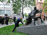 В Москве открылся памятник Сергею Михалкову, Путин напомнил про "два гимна"
