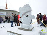 В Челябинской области исправили ошибочные координаты падения метеорита "Челябинск", выбитые на памятнике, установленном на берегу озера Чебаркуль в годовщину падения небесного тела в этот водоем