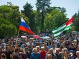 После масштабных акций протеста в Сухуми, когда на улицы вышли тысячи человек с требованием смены власти, Абхазии угрожает двоевластие