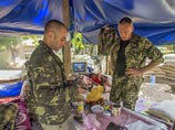 "С учетом продолжения Киевом боевых действий против населения восточных регионов Украины потребность в оказании мирным людям срочной гуманитарной помощи остается весьма актуальной", - подчеркнули российские дипломаты
