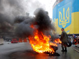 В Киеве на Крещатике возле здания ЦУМа в субботы подожгли автомобильные покрышки