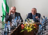 Парламент Абхазии, собравшийся в субботу экстренное заседание, назначил спикера Валерия Бганбу (на фото - справа) исполняющим обязанности президента республики