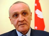 Оппозиция Абхазии, накануне назначившая дату досрочных президентских выборов, объявила, что президент Александр Анкваб, против которого выступает парламент, подписал документ о добровольной отставке