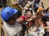 В Индии водометами разогнали демонстрантов, требовавших отставки местного правительства из-за убийства девочек
