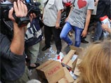Коробки и пакеты с конфетами были раздавлены женщинами и мужчинами, собравшимися на площади Коробки и пакеты с конфетами были раздавлены женщинами и мужчинами, собравшимися на площади