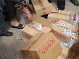 Сторонники "Донецкой народной республики" растоптали на митинге "кровавые конфеты" Петра Порошенко Сторонники "Донецкой народной республики" растоптали на митинге "кровавые конфеты" Петра Порошенко