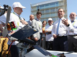 Премьер-министр России Дмитрий Медведев стал обладателем небольшого беспилотного летательного аппарата. Беспилотник главе правительства подарили во время его визита в научный городок "Сколково"