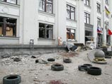 По данным очевидцев, снаряд попал в четвертый этаж Луганской облгосадминистрации. Жертвами атаки стали восемь мирных жителей. Еще 28 человек получили ранения различной степени тяжести По данным очевидцев, снаряд попал в четвертый этаж Луганской облгосадминистрации. Жертвами атаки стали восемь мирных жителей. Еще 28 человек получили ранения различной степени тяжести