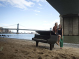 Внезапное появление концертного рояля Mason & Hamlin на манхэттенском берегу Ист-ривер озадачило жителей Нью-Йорка